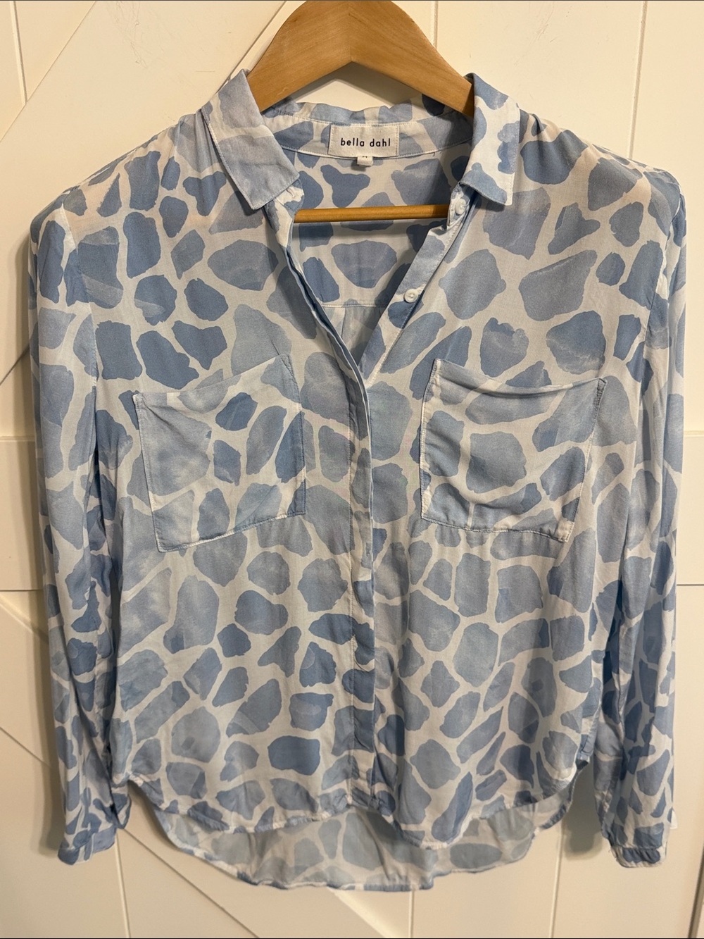 Bella Dahl Blue Giraffe Animal Print Button Down Blouse Shirt Women’s Medium